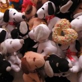 ホワイトデー お返し スヌーピー入り 花 フラワーギフト 箱を開けてサプライズ スヌーピー入り 横長ボックス プリザーブドフラワー入り ◆スヌーピーカラーはお任せとなります