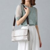 ヒマラヤ スモールクロコダイル ヌメ革 2way バッグ ショルダーバッグ センター取り 一枚革 かぶせ開閉 クラッチバッグ 立ち上がりハンドル A5収納 ミニポケット 希少 本革 レディース 高級 レザー 鞄 保証書付 プレゼント ギフト 4FA (06002013r)