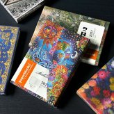 手帳 2027 A6 ウィークリー ペーパーブランクス ミニ ダイアリー 1月始まり スケジュール帳 paper blanks バーソフォーマット ハードカバー おしゃれ 洋風 派手 総柄 重厚 見開き1週間 月曜始まり 週間 月間 丈夫 マンスリー 小さめ 女性 かわいい レトロ プレゼント ギフト