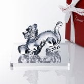 Baccarat バカラ 干支 ドラゴン クリア・当店オリジナル クリスタルガラス台座 20×20cm セット 名入れ彫刻代込み 名入れ 名前入り 彫刻 刻印 ギフト 記念品 誕生日 受賞 法人 開店 周年 高級 ブランド 置物 オーナメント 龍 竜 辰年 クリスタル