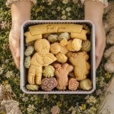 花束を贈るクッキー缶「きみと季節のとなりに」花束( お祝い お礼 ギフト 退職 送別 誕生日 記念日 うさぎ くま 動物 可愛い バースデー プレゼント 贈り物 洋菓子 お菓子 スイーツ クッキー 焼き菓子 内祝い 結婚 出産 入学 卒業 卒園 手土産 かわいい バレンタイン ホワイトデー 門出 詰め合わせ クリスマス 引っ越し ラッピング 母の日 友達 孫 子供 女性 彼女 母 娘 甥 姪 ) 