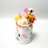 【公式ライセンス商品】送料込み スヌーピーローズアレンジHUG・Thank you【プリザーブドフラワー フラワーアレンジメント カップ 花 お花 キャラ スヌーピー 雑貨 インテリア プレゼント ギフト 母の日　誕生日 記念日 お祝い】