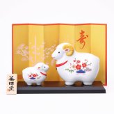 干支 置物 薬師窯 白祥招福未 (松竹梅・親子) 77 干支の置物 羊 未 未年 陶器 ひつじ ヒツジ 2027年  干支置物 薬師 窯 の 置物 飾り 2027 迎春 正月 縁起 粗品 景品 伝統工芸・陶器の和遊感