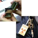 携帯灰皿 コンパクト おしゃれ カラビナ付き CAUTION スライド式 ポータブルアッシュトレイ たばこ 吸い殻入れ かっこいい キーホルダー アメリカン 雑貨 持ち運び 便利 メンズ ギフト プレゼント
