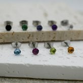 セカンドピアス つけっぱなし 天然石 4mm 軸太0.8mm ロングポスト軸長12mm 金属アレルギー ステンレス 医療用 サージカル パワーストーン 誕生石 シングル 片方 片耳 シンプル【全品1個ずつバラ売り】 プレゼント