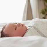出産祝い D by DADWAY ディーバイダッドウェイ ガーゼおくるみ スワドル ギフトセット M スワン グレー ガーゼハンカチ スターラトル ガラガラ 星 日本製 ダブルガーゼ 綿100% 117cm 大判 新生児 0歳 赤ちゃん ファーストトイ 女の子 ベビーシャワー 出産内祝い ギフト
