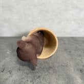 犬の置物 ペン立て woobia ウービア チワワ リアル動物オーナメント 高さ12cm 木目調バケツ ペンスタンド 鉛筆立て イギリス職人手彩色 デスク 書斎 オフィス 在宅ワーク 犬好き 誕生日 退職祝い 就職祝い 記念日 ギフト プレゼント おしゃれ