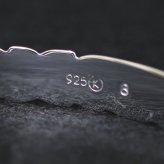 ハワイアンジュエリー バングル ハワイアンジュエリー ブレスレット 幅10mm 刻印 無料 サイズが選べる クローズバングル カットアウト スクロール シルバー925 太め 彼女 妻 女性 レディース 誕生日 プレゼント ハロウィン 【品番：B1040-10】