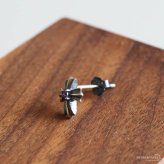 シルバー925 クロスピアス パープルストーン メンズ レディース ユニセックス 十字架 モチーフ アクセサリー 耳飾り スタッド 小ぶり ワンポイント 紫 カラーストーン 重厚 存在感 カジュアル ロック パンク 片耳用 1点