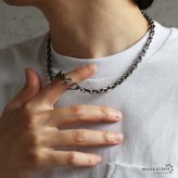純チタン製 軽い アズキチェーンネックレス こだわりのフック 鱗柄 メンズネックレス 幅7mm シルバー 丁度いい太さ つけっぱなし かっこいい 太幅 模様 高級感 4面カット 男性 金属アレルギー対応