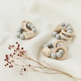 【SALE ￥1980→￥1480】名入れ無料 木製 歯固めリング ガラガラ付（ストーン）歯固め 名入れ 誕生日 ベビー 木製玩具 出産祝い ベビー用品 0歳 1歳 おしゃぶり ファーストトイ 歯茎マッサージ プレゼント ギフト かわいい シリコン【ポスト投函】