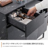 食器棚 キッチン収納 レンジ台 レンジボード ラック 大理石柄 ストーン 収納 スリム 薄型 コンパクト 省スペース 小さめ ロー 扉付き 引き出し スライドトレー 2口コンセント 可動棚 家電 リビング ダイニング 新生活