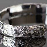 ハワイアンジュエリー バングル ハワイアンジュエリー ブレスレット ペアバングル 幅10mm 刻印 無料 サイズが選べる オープンバングル ペア 2本セット カットアウト スクロール シルバー925 太め カップル 夫婦 プレゼント ハロウィン 【品番：B5003-10P】