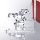Baccarat バカラ 干支 馬 ゴールド・当店オリジナル クリスタルガラス台座 20×20cm セット 名入れ彫刻代込み 名入れ 名前入り 彫刻 刻印 ギフト 記念品 誕生日 受賞 祝い 法人 開店 周年 高級 ブランド 置物 オーナメント 2026 午 クリスタル