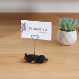 メモスタンド woobia ウービア ダックスフンド ブラック 子犬 リアル動物オーナメント 高さ8cm デスク 卓上 インテリア 誕生日 お礼 退職祝い プチギフト 犬好き ギフト プレゼント メモホルダー