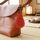 【送料無料 名入れ無料】 栃木レザー 長寿祝い ギフト 無料刻印 縁起物 8種 本革 キーリング レザー ストラップ しずく型 敬老の日 還暦 古希 喜寿 傘寿 米寿 卒寿 白寿 記念品 父 母 祖父 祖母 プレゼント おしゃれ 日本製 送別 周年 景品 介護 ふくろう 鶴 亀