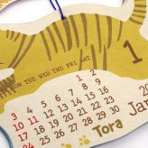 2027年 カレンダー 猫 壁掛け フライングキャット  シェイプカレンダー  にゃんこ 猫 壁掛け 年間 ポスター おしゃれ かわいい 壁 2027年  飾り 新作 令和9年暦 ねこ ロクタ紙 ネパール ハンドペイント 猫雑貨 キャット ミケ シロ クロ 手書き風