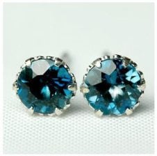 送料無料】K18 グリーントルマリン ピアス 4.0mm×6.0mm - 【ジュエリー