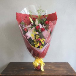 【赤いバラの花束】花束「花言葉は愛情」【大切な方への贈り物に】バラ ユリ 上司 両親 お祝い 発表会 送別会 就職祝母の日 引越し祝い 新築祝い 結婚記念日 誕生日 出産祝い 退職祝い 女性 ギフト プレゼント 贈答品 豪華 上品 華やか 式典 送迎 大人