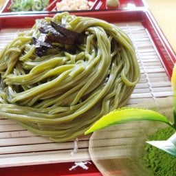 伊勢の精 鈴鹿抹茶めん 半生 2人前4袋 鈴鹿抹茶めん めんつゆ 半生麺 三重県 抹茶麺 お取り寄せ 麺 国産小麦