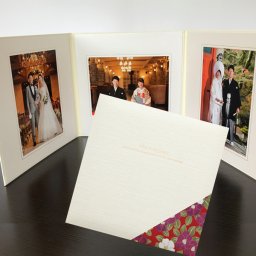 写真台紙 プリント込 【和風モダン・椿】 6ツ切 3面 オーダー作成 記念写真 六つ切り 3面見開き 仕上げ 誕生日 記念日 出産祝い お宮参り 成人式 七五三 結婚 カップル 夫婦 両親 家族 ファミリー ベビー お祝い 内祝い プレゼント ギフト 記念品 オリジナル おしゃれ 10代 20代 30代 40代　ZD45