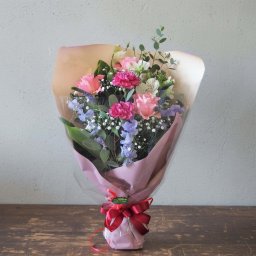 【華やかな花束】カジュアルなピンク【誕生日や結婚記念日に】バラ カーネーション 季節のお花 ピンク フラワー ブーケ 上司 両親 母親 お祝い 発表会 入学 卒業 就職祝 引越し祝い 新築祝い 結婚記念日 誕生日 出産祝い 退職 女性 ギフト プレゼント かわいい 可愛い 上品 カジュアル