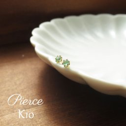 K10 レディース ピアス エメラルド シンプル 小さい 一粒 誕生石 厄払い 7月 花以外 ご褒美 結婚祝い ギフト プレゼント 贈り物 33歳 厄年 女性 男性