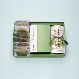 宇治抹茶焼き菓子4種9個と宇治冠煎茶の詰め合わせ【御祝い】／抹茶カステラ クッキー ラングドシャ ヴァッフェル 日本茶 煎茶 緑茶 抹茶スイーツ 抹茶ケーキ お菓子 和菓子 洋菓子 焼き菓子詰め合わせ 手土産 結婚祝い 結婚内祝い 出産祝い 出産内祝い お見舞い お返し お供え 誕生日 記念日 退職祝い 還暦祝い 古希祝い 喜寿祝い 快気祝い 内祝い お歳暮 冬ギフト クリスマス