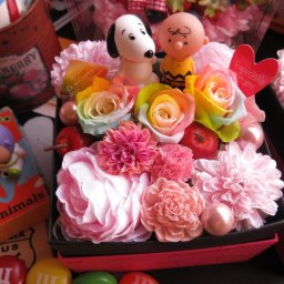 スヌーピー入り　花　フラワーギフト　箱を開けてサプライズ　マスコット２個入り　ボックス レインボーローズ　プリザーブドフラワー　◆マスコット種類はおまかせ