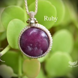 【天然石】 【ハンドメイド】まんまる花びら★ローズルビー マクラメペンダント420【ハンドメイドネックレス】 【カジュアル】【フォーマル】【レディース】【男女兼用】【タイ・ランタ島】【厳選した特別な天然石】【菊井みうず】【Miuzu Kikui】【マクラメ編み】