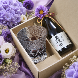 敬老の日 名入れ SXX 酒セット 日本酒 切子 久保田 千寿 吟醸 300ml & オールドロックグラス トラピゾイド 紫 紐リボン・コサージュ付 ギフトBOX入り / プレゼント ギフト 退職 記念 誕生日 古希 喜寿 長寿 祝い 70歳 77歳 パープル