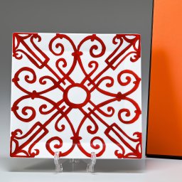 エルメス 食器 HERMES ガダルキヴィール レッド プレート 19cm プチカレ No4 011044P 中皿 洋食器 11044P 【スペシャルラッピング660円(別売り)】 誕生日 還暦祝い 結婚祝い 結婚式 バレンタイン 高級 ホワイトデー 父の日 母の日 即日発送