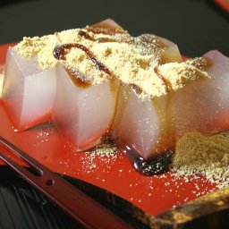 四季の名水くず餅【奈良県産本葛・ごろごろ水使用】吉田屋  くずもち本葛 奈良県産 和菓子 お菓子 スイーツ デザート 天然水 ごろごろ水 甘味 黒糖蜜 きな粉 贈り物 ギフト プレゼント 手土産 お持たせ