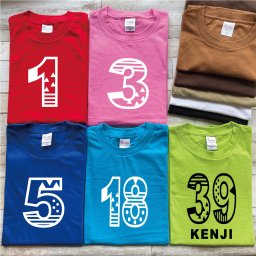 雑誌表紙掲載【数字/名入れ】ナンバーTシャツ チーム 倶楽部  部活 ユニフォーム 父の日 母の日 敬老の日 誕生日 出産祝い 結婚祝い  還暦 敬老の日 名前入り 家族 夫婦 親子 カップル ファミリーデザイン お揃い  ペアtシャツ ペアルック tシャツ ベビー服 親子コーデ リンクコーデ マタニティフォト 結婚記念 プレゼント ギフト ペアギフト クリスマスプレゼント