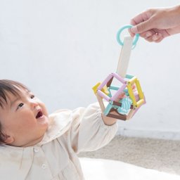 にぎにぎキャンディ GENI（ジェニ）ポケット知育シリーズ ご出産祝いにおすすめ