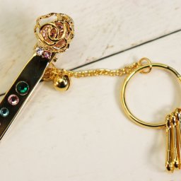 プレゼントにも最適！送料無料（ネコポス）　スワロフスキー製クリスタルガラス使用　鍵を見失わない！クリップできる便利な　キーホルダー【キーリング】【クリスタルガラス】ローズ　キークリップ　クリップ付き　薔薇　バラ　誕生日　お祝い　プレゼント　プチギフト
