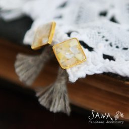 【SAWA サワ】 シェルパウダー リネン糸フリンジ付 ピアス (P43)  ハンドメイド 手作り 作家 アクセサリー レディース ナチュラル 母の日