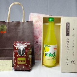 贈り物セット リキュールセット いつもありがとうございます感謝の気持ち木箱セット(爽やかな果肉の甘み日向夏みかんを使用 高千穂酒造 宮崎産日向夏みかん使用 日向夏 500ml(宮崎県)+オススメ珈琲豆(特注ブレンド200ｇ)) メッセージカード付き