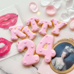 ハート ドット アルファベット 数字 アイシングクッキー 淡色 可愛い 誕生日 プレゼント ケーキ オーダー 推し活 グッズ 韓国 名入れ ケーキデコレーション 選べる9色 ノベルティー デビュー記念