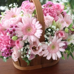 042 ピンクのバスケット お花 花 お祝い 誕生日 ベビーフォト 結婚祝い 出産祝い ホワイトデー バレンタイン 父の日 母の日 退職祝い 就職祝い 入学祝い