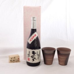 贈り物ギフトセット 榮田 清峰作直筆メッセージ木片付ペアカップセット(陶芸作家安藤嘉規作 日本製萬古焼き) 米焼酎　長期貯蔵限定酒　自家栽培米（常圧蒸留）ひのひかり　恒松酒造720ｍｌ(熊本県)