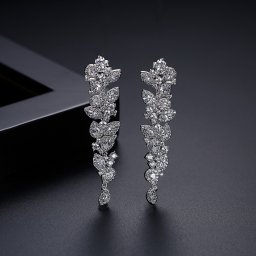 ピアス 両耳用 キュービックジルコニア ホワイト 真鍮 シルバー スタッド 揺れる ゆれる ロング 上品 エレガント おしゃれ きれいめ モチーフ 房 e20042618
