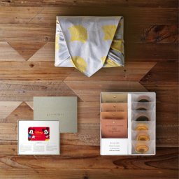 お返し・内祝いに！風呂敷で贈る｜カード型 ディズニーカタログギフトセレクション HAPPYコース ＋ Speciality Coffee＆バームセット<br><br>お歳暮 お年賀 結婚式引き出物 結婚お祝い 結婚内祝い（お返し） 出産お祝い 出産内祝い（お返し） 快気祝い 母の日 父の日 秋ギフト 敬老の日  