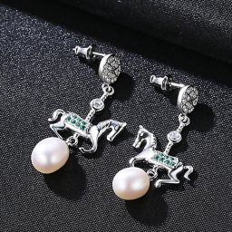ピアス 両耳用 キュービックジルコニア 淡水パール シルバー925 ホワイト ピンク パープル シルバー スタッド 中粒 上品 大人 馬 メリーゴーランド 揺れる pe0083
