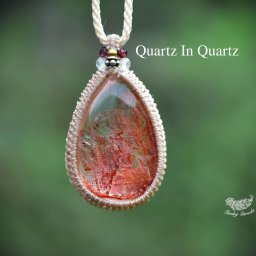 【天然石】【ハンドメイド】全面シラー★レッド★クォーツインクォーツ マクラメペンダント462【ハンドメイドネックレス】 【カジュアル】【フォーマル】【レディース】【男女兼用】【タイ・ランタ島】【厳選した特別な天然石】【菊井みうず】【Miuzu Kikui】【マクラメ編み】