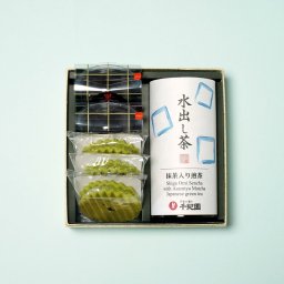 【季節限定】水出し煎茶と涼菓 宇治抹茶焼き菓子詰合せ／日本茶 水出し煎茶 ティーバッグ 緑茶 水出し茶 ヴァッフェル わらび餅 抹茶スイーツ お菓子とお茶 和菓子 洋菓子 お祝い 内祝い 御礼 ご挨拶 お返し お見舞い お供え 誕生日 記念日 手土産 帰省土産 お中元 夏ギフト