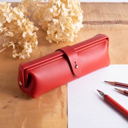 《ペンケース》 ☆paka-pen #アカ☆ 【イタリア産牛革製】 【ペンケース】 【革】 【敬老の日】  お祝い・ギフトにどうぞ。