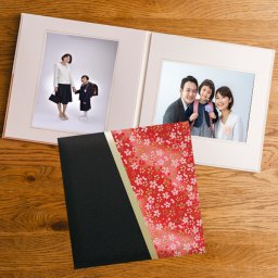 写真台紙 プリント込 【和風花柄・赤】 6ツ切 2面 オーダー作成 記念写真 六つ切り 2面見開き 仕上げ 誕生日 記念日 出産祝い お宮参り 成人式 七五三 結婚 カップル 夫婦 両親 家族 ファミリー ベビー お祝い 内祝い プレゼント ギフト 記念品 オリジナル おしゃれ 10代 20代 30代 40代　ZD3