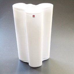 イッタラiittala   Aalto アルヴァ・アアルト vase ベース opal white オパールホワイト 1007155 251mm【花器】【花瓶】【御結婚御祝・内祝・新築御祝・還暦御祝・御礼・寿・各種ギフト包装可能】