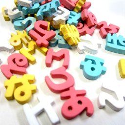 木製,表札,切り文字,切り抜き文字【ミニカラーひらがな】文字パーツ,お名前プレート,ネーム,クラフト,切文字,工作,手芸,名前,手作り,オリジナル,国産 は行〜ら行 1文字 約1.5cm角/厚み4mm